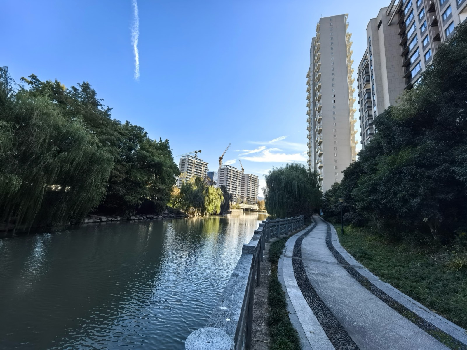 卓能河畔轩官网展示的滨水步行环境